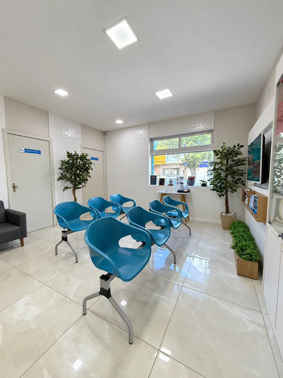Sala de espera de Sorrifácil Jaguarão con sillas azules